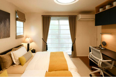 Modelo de dormitorio principal minimalista pequeño con paredes beige, moqueta, suelo beige y papel pintado