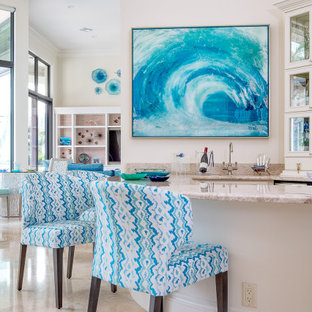 マイアミのトロピカルスタイルのおしゃれなホームバーの写真