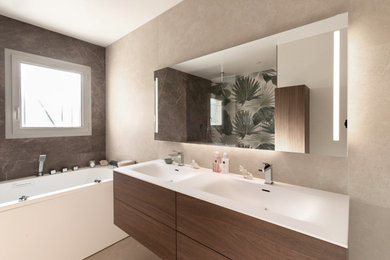 Exemple d'une grande salle de bain principale et beige et blanche tendance avec un bain bouillonnant, une douche à l'italienne, un carrelage beige, des carreaux de céramique, un mur multicolore, un plan de toilette en surface solide, un sol beige, aucune cabine, un plan de toilette blanc, meuble double vasque et meuble-lavabo suspendu.