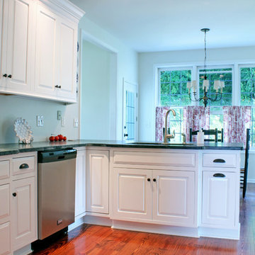 Classic White Transitional Kitchen with Peninsula