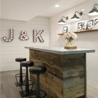 Modelo de sótano con ventanas campestre, grande, sin chimenea, con paredes blancas y suelo de baldosas de porcelana