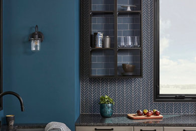 Imagen de cocina tradicional renovada con armarios estilo shaker, puertas de armario de madera clara, encimera de granito, salpicadero azul, salpicadero de azulejos de vidrio y encimeras multicolor