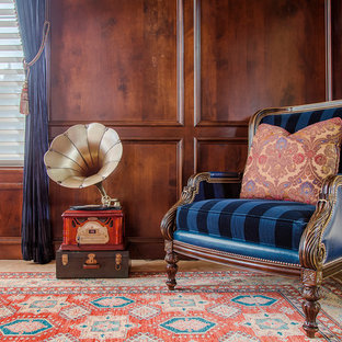 Inspiration för ett mellanstort vintage arbetsrum, med bruna väggar, travertin golv och beiget golv