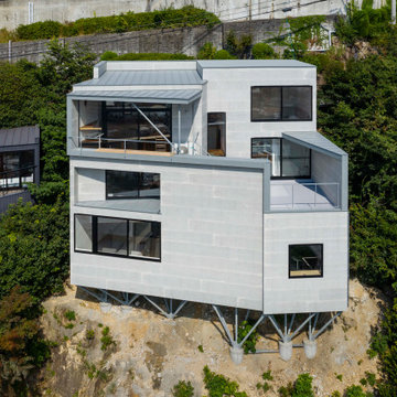 平地のない崖の中に建つ住まい