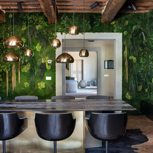 フィレンツェの広いコンテンポラリースタイルのLDKの画像 (レンガの床)