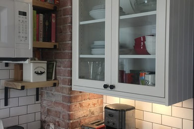 Kitchen - mid-sized cottage kitchen idea in Calgary