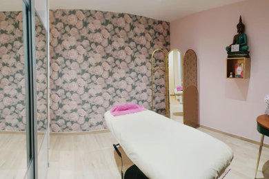 Idée de décoration pour un salon style shabby chic avec un mur rose, aucune cheminée, aucun téléviseur, un sol marron et du papier peint.