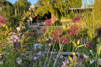 Großer Klassischer Garten hinter dem Haus mit Blumenbeet und direkter Sonneneinstrahlung in Hamburg