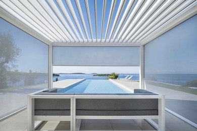 Große Moderne Pergola Terrasse hinter dem Haus in Berlin