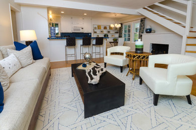 This is an example of a transitional home design in Los Angeles.