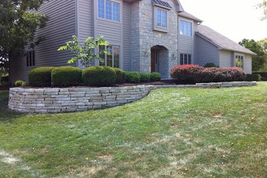 Inspiration for a large traditional full sun front yard landscaping in Columbus for spring.
