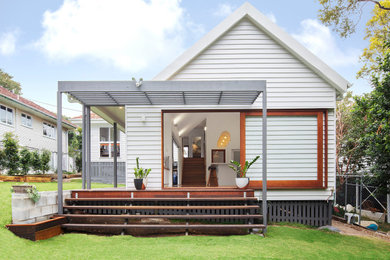 Ejemplo de fachada de casa blanca y blanca actual de tamaño medio de una planta con tejado a cuatro aguas y tejado de varios materiales