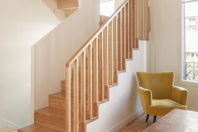 Exemple d'un escalier tendance en U de taille moyenne avec des marches en bois, des contremarches en bois, un garde-corps en bois et un mur en parement de brique.