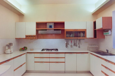Example of a trendy kitchen design in Mumbai
