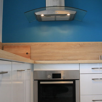 Cuisine avec verrière et plan de travail en bois clair