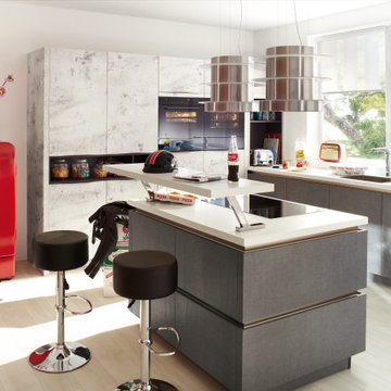 Moderne extravagante Küche mit glatten Fronten in Grau matt lackiert, kombiniert