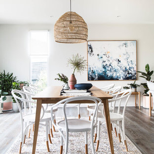 Идея дизайна: гостиная-столовая в скандинавском стиле с белыми стенами, темным паркетным полом и коричневым полом