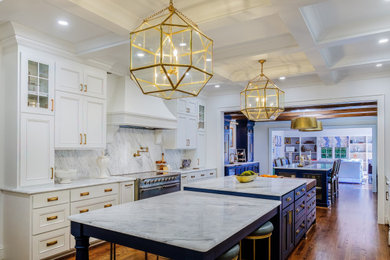 Kitchen - traditional kitchen idea in Charlotte