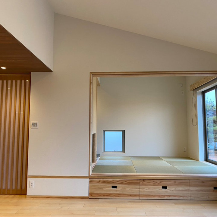 おしゃれなリビング・居間 (和モダンな壁紙、壁紙) の画像 75選 - 2026 年 7月 | Houzz (ハウズ)