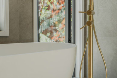 This is an example of a contemporary bathroom in Wollongong.