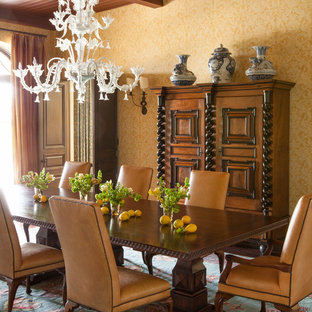 На фото: гостиная-столовая среднего размера в средиземноморском стиле с желтыми стенами и темным паркетным полом с