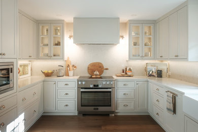 Kitchen - transitional kitchen idea in Vancouver