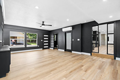 Minimalist living room photo in Austin