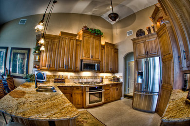Example of a classic kitchen design in Miami