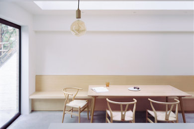 Foto de comedor de cocina escandinavo grande con paredes blancas, suelo de cemento y suelo gris