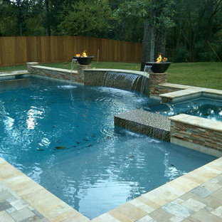Moderner Pool neben dem Haus in Houston