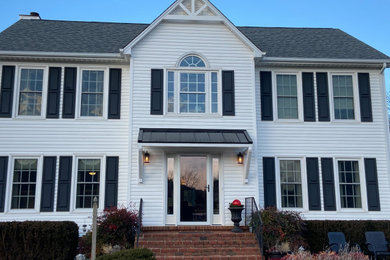 Example of a classic entryway design in Other