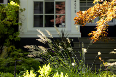 Design ideas for a modern landscaping in Vancouver.