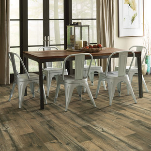 ウィチタの中サイズのインダストリアルスタイルのLDKの画像 (ベージュの壁、無垢フローリング、茶色い床)