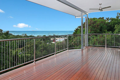 Mid-sized beach style home design in Townsville.