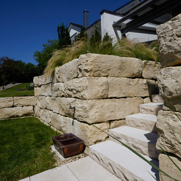 Weitläufiger Garten mit Mauern und Wegen aus Naturstein
