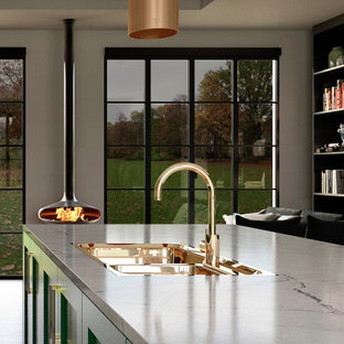 Ispirazione per una grande cucina minimalista con lavello a doppia vasca, ante in stile shaker, ante verdi, top in quarzite, paraspruzzi a effetto metallico, parquet scuro, pavimento marrone e top giallo