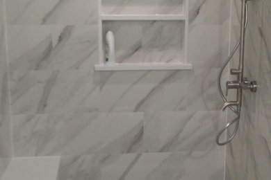 Cette photo montre une salle de bain de taille moyenne avec un carrelage blanc, du carrelage en marbre, un mur blanc, un sol en marbre, un sol blanc et une cabine de douche avec un rideau.