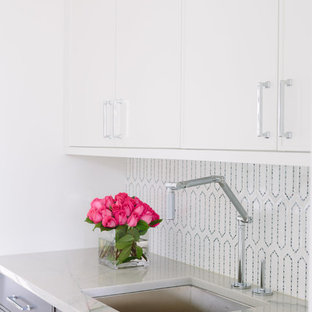 シカゴの中サイズのモダンスタイルのおしゃれなウェットバー (アンダーカウンターシンク、インセット扉のキャビネット、濃色木目調キャビネット、タイルカウンター、白いキッチンパネル、磁器タイルのキッチンパネル、濃色無垢フローリング、茶色い床、マルチカラーのキッチンカウンター) の写真