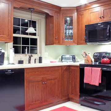 Custom Medium Oak Kitchen with Peninsula