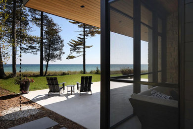 Example of a minimalist home design design in Other