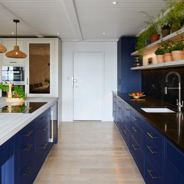 Blue coastal-inspired kitchen with rattan and wicker décor