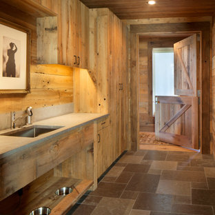 Idee per una grande lavanderia multiuso minimal con lavello da incasso, ante lisce, ante in legno chiaro, top in cemento, paraspruzzi in legno, pavimento in ardesia, lavatrice e asciugatrice a colonna, top grigio, soffitto in legno e pareti in legno