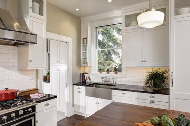 Kitchen - contemporary kitchen idea in Sacramento