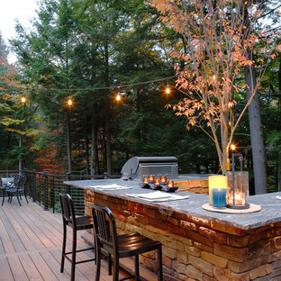 他の地域の中サイズのエクレクティックスタイルのおしゃれな裏庭のデッキ (アウトドアキッチン、日よけなし) の写真