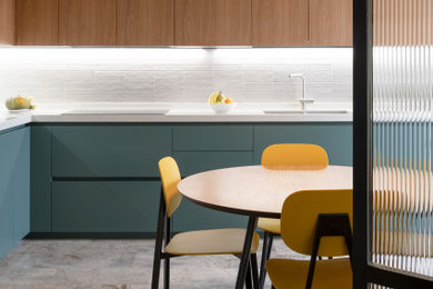 Moderne Küche ohne Insel mit flächenbündigen Schrankfronten, grünen Schränken, Quarzit-Arbeitsplatte, Küchenrückwand in Weiß, Rückwand aus Keramikfliesen, Marmorboden und weißer Arbeitsplatte in Mailand