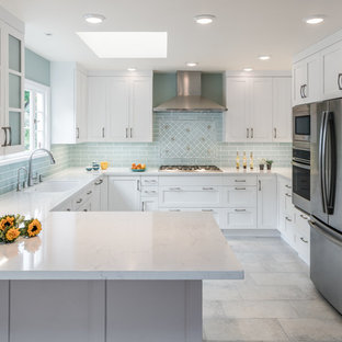 Inspiration pour une arrière-cuisine traditionnelle en U de taille moyenne avec un évier encastré, un placard à porte shaker, des portes de placard blanches, un plan de travail en quartz modifié, une crédence verte, une crédence en carreau de céramique, un électroménager en acier inoxydable, un sol en carrelage de porcelaine, une péninsule et un sol beige.