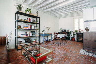 Idées déco pour un salon rétro de taille moyenne et ouvert avec un mur blanc, tomettes au sol et aucun téléviseur.