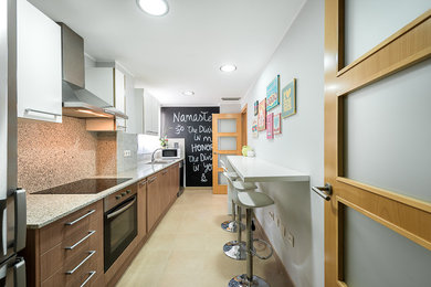 Diseño de cocina lineal contemporánea de tamaño medio cerrada sin isla