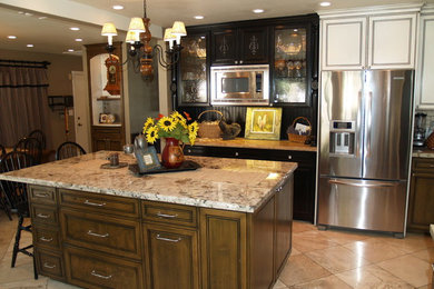 Example of a classic kitchen design in Los Angeles