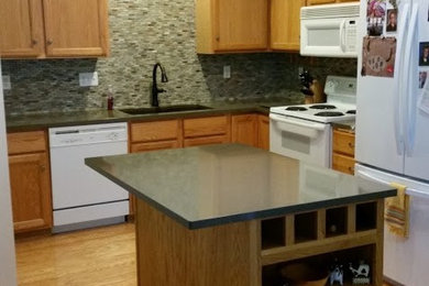Mid-sized kitchen photo in Minneapolis